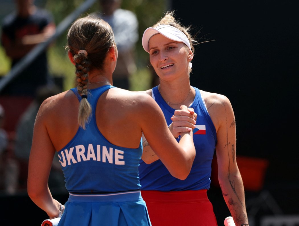 Marta Kosťuková gratuluje Markétě Vondroušové k výhře v kvalifikace Billie Jean King Cupu