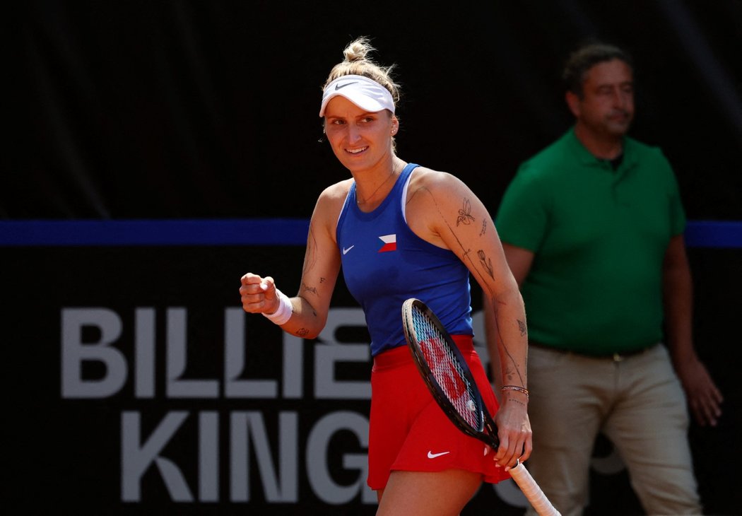 Markéta Vondroušová se raduje z první výhry v kvalifikaci BJK Cupu