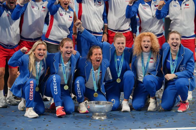 Jak Bouzková nemohla pro slzy mluvit, Strýcová měla husí kůži a zpívalo se: Příběh nekončí... Jak Bouzková nemohla pro slzy mluvit, Strýcová měla husí kůži a zpívalo se: Příběh nekončí...