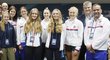 Český tým se na BJK Cupu setkal s možnými nástupkyněmi - mladé hráčky vpředu zleva Alena Kovačková, Eliška Forejtková a Laura Samsonová