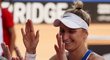 Rozhodující bod získala Markéta Vondroušová výhrou 6:3, 6:4 nad Katarinou Zavackou