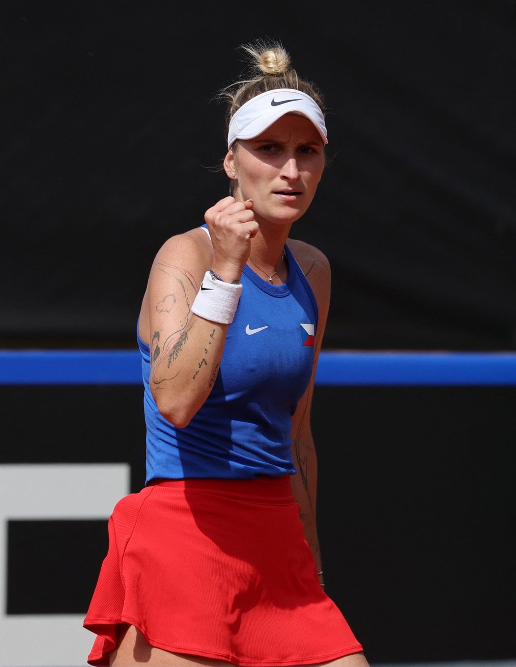 Rozhodující bod získala Markéta Vondroušová výhrou 6:3, 6:4 nad Katarinou Zavackou