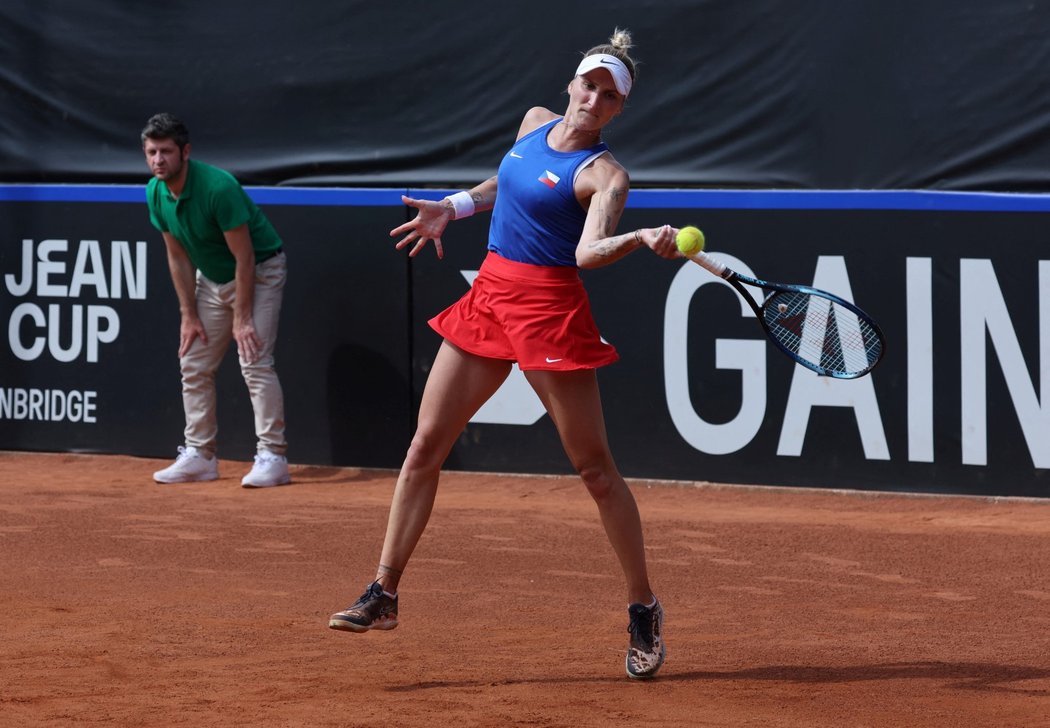 Rozhodující bod získala Markéta Vondroušová výhrou 6:3, 6:4 nad Katarinou Zavackou