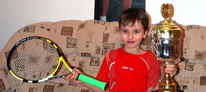 Nadějný tenista Lukáš Zavřel s jedním ze svých pohárů