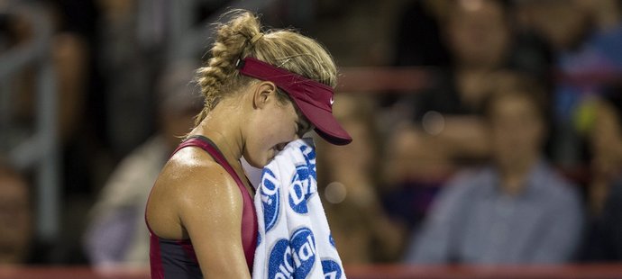 Kanadská tenistka Eugenie Bouchardová na domácím tenisovém turnaji v Montrealu, kde senzačně vypadla s Američankou Shelby Rogersovou, od které schytala dva "kanáry"
