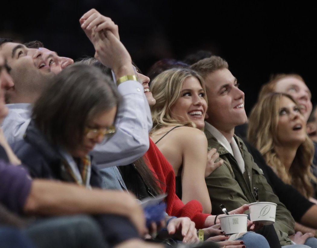 Tenistka Eugenie Bouchardová vyrazila na &#34;rande naslepo&#34; s neznámým fanouškem. Vybrali si k tomu basketbalový zápas.