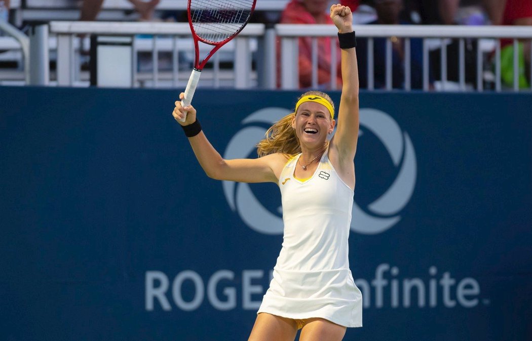 Marie Bouzková ve čtvrtfinále přešla přes wimbledonskou vítězku Simonu Halepovou. Vyhrála první set 6:4 a ke druhému rumunská soupeřka kvůli problémům s achillovkou nenastoupila. 