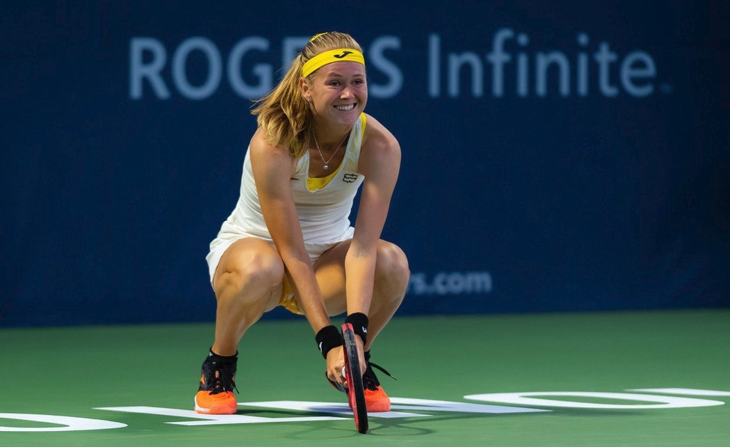 Marie Bouzková ve čtvrtfinále přešla přes wimbledonskou vítězku Simonu Halepovou. Vyhrála první set 6:4 a ke druhému rumunská soupeřka kvůli problémům s achillovkou nenastoupila.