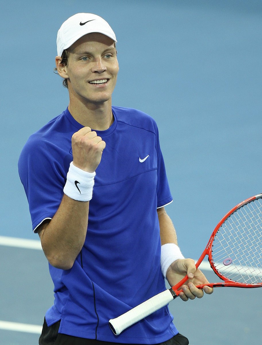 Tomáš Berdych se raduje z výhry.