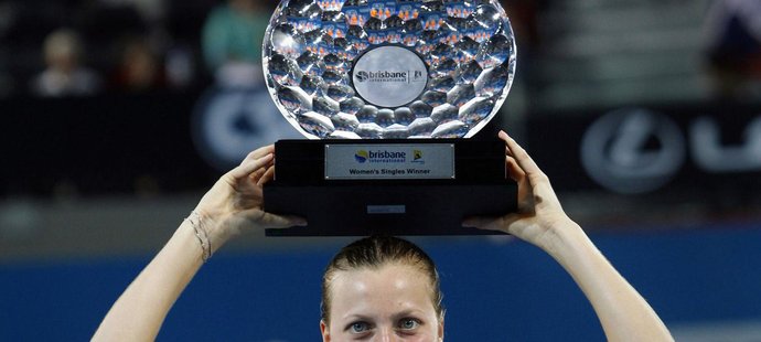 Petra Kvitová s trofejí pro vítězku turnaje v Brisbane