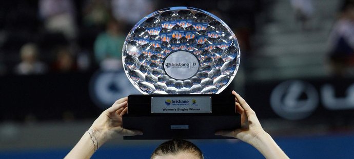 Petra Kvitová s trofejí pro vítězku turnaje v Brisbane