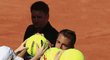 Český tenista Lukáš Rosol se podepisuje fanouškům po vítězství na turnaji v Bukurešti