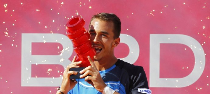 Lukáš Rosol s vítěznou trofejí na antukovém turnaji v Bukurešti