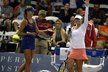 Martina Hingisová děkuje fanouškům po svém vítězném comebacku na kurty ve čtyřhře s Danielou Hantuchovou (vlevo) na turnaji v Carlsbadu