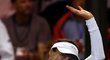 Martina Hingisová si po šesti letech užívá ovace fanoušků přímo na kurtu po vítězném zápase