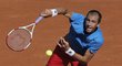 Lukáš Rosol podává v semifinále Davis Cupu proti Tsongovi z Francie