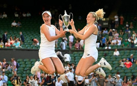 České tenistky Barbora Krejčíková a Kateřina Siniaková vyhrály čtyřhru Wimbledonu, a přišly si tak na hezké peníze