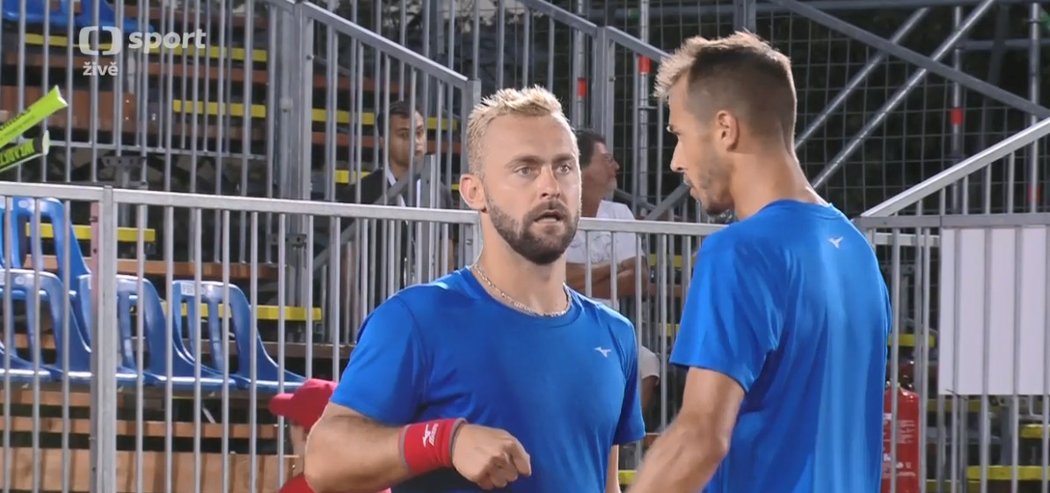 Tenisté prohrávají po čtyřhře s Maďary v baráži Davisova poháru 1:2. Rosol s Jebavým prohráli v Budapešti s Borsosem a Nagym 6:3, 6:4, 1:6, 2:6, 4:6.