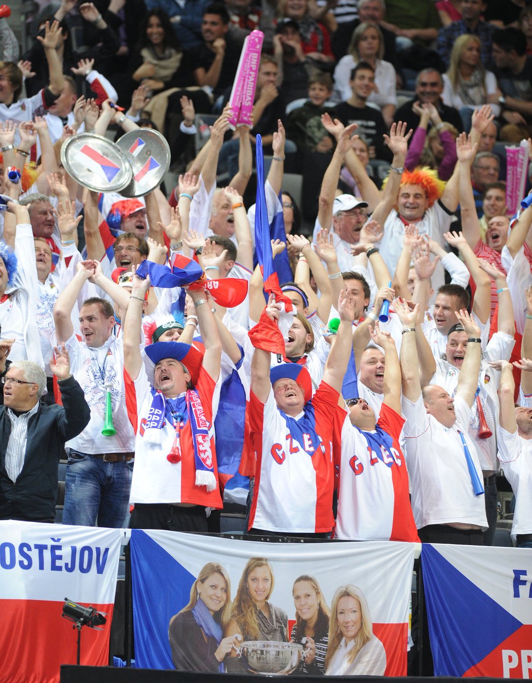 Fanoušci hnali české tenistky za vítězstvím