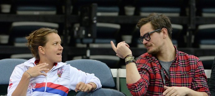 Česká tenistka Barbora Strýcová během tenisového Fed Cupu se svým přítelem Davidem Krausem