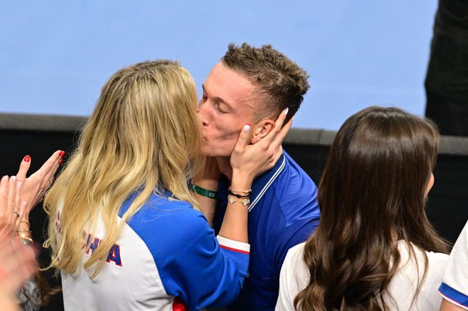 Známé tváře na Davis Cupu v Praze: dorazili ministři i partnerky hráčů. Odměna pro Lehečku Známé tváře na Davis Cupu v Praze: dorazili ministři i partnerky hráčů. Odměna pro Lehečku