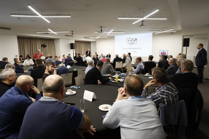 Obviněný Kaderka chtěl řečnit na valné hromadě. Tenisové hnutí ho ale drtivě odmítlo Obviněný Kaderka chtěl řečnit na valné hromadě. Tenisové hnutí ho ale drtivě odmítlo