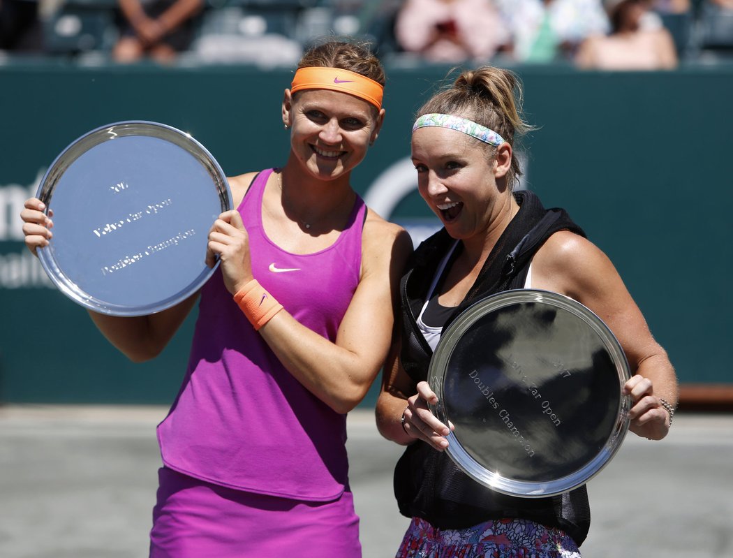 Lucie Šafářová s Bethanií Mattekovou-Sandsovou slaví triumf na turnaji v Charlestonu po vítězství nad českou dvojicí Hradecká, Siniaková