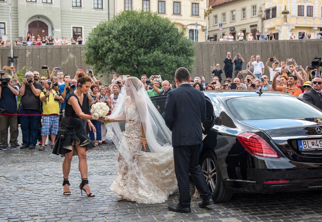 Dominika Cibulková přijíždí na svatbu