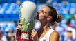 Karolína Plíšková líbá trofej pro vítězku turnaje v Cincinnati po finálovém triumfu nad Angelique Kerberovou