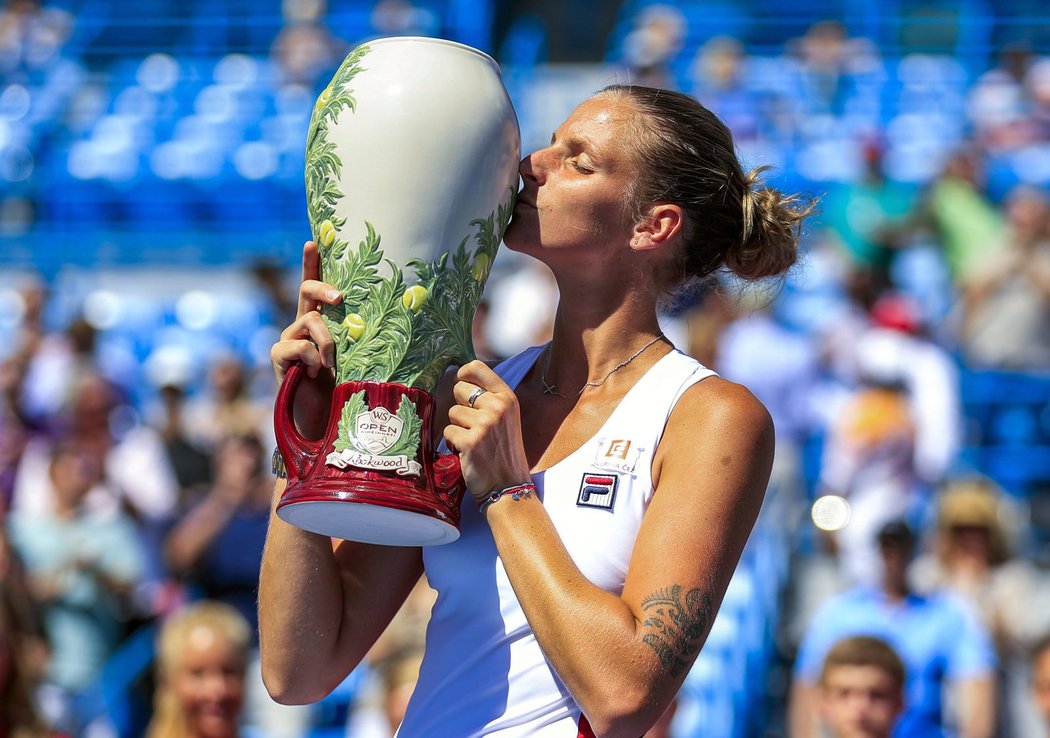 Karolína Plíšková líbá trofej pro vítězku turnaje v Cincinnati po finálovém triumfu nad Angelique Kerberovou