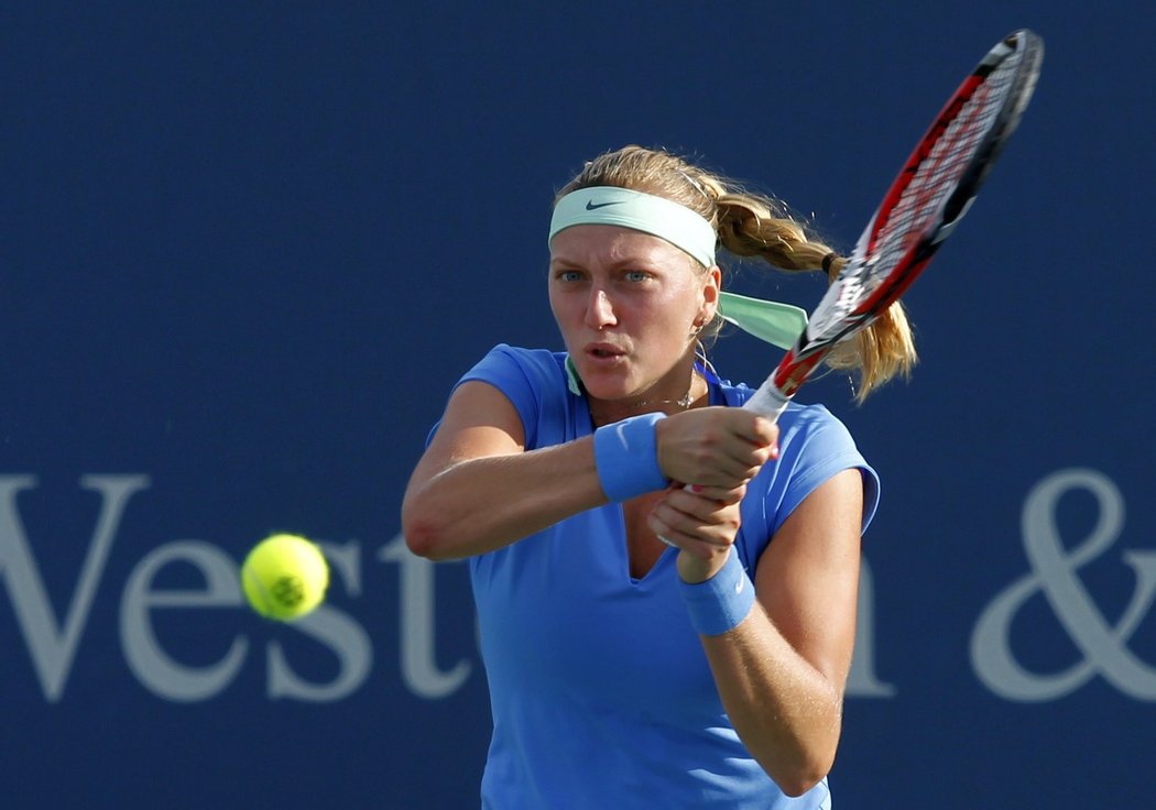 Petra Kvitová v zápase s Caroline Wozniackou, se kterou vypadla na turnaji v Cincinnati