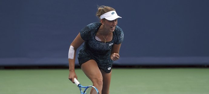 Elise Mertensová se hecuje ve čtvrtfinále turnaje v Cincinnati proti Petře Kvitové
