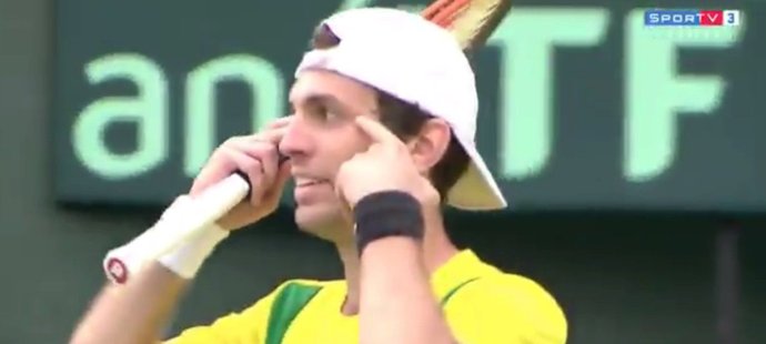 Brazilský tenista Guilherme Clezar dostal za tohle gesto se šikmýma očima pokutu