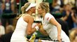 Andrea Hlaváčková se u sítě zdraví s Kim Clijstersovou