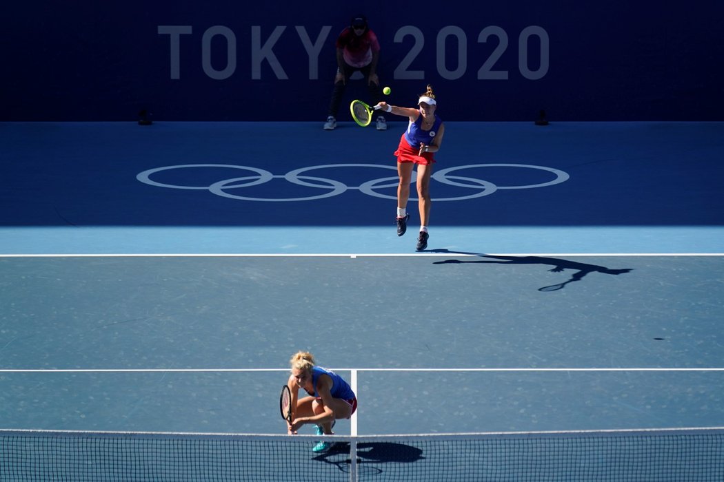 Barbora Krejčíková při podání během finále čtyřhry na olympijských hrách