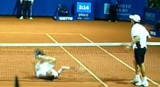 VIDEO: Tenisový provokatér simuloval při zápase!