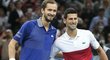 Daniil Medveděv a Novak Djokovič na pařížském Masters v roce 2021