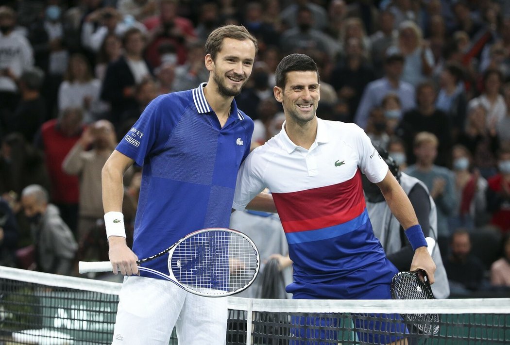 Daniil Medveděv a Novak Djokovič na pařížském Masters v roce 2021