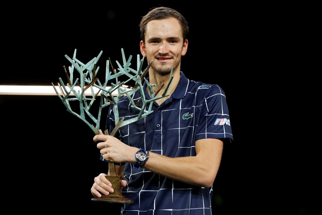 Daniil Medveděv s trofejí pro vítěze pařížského Masters