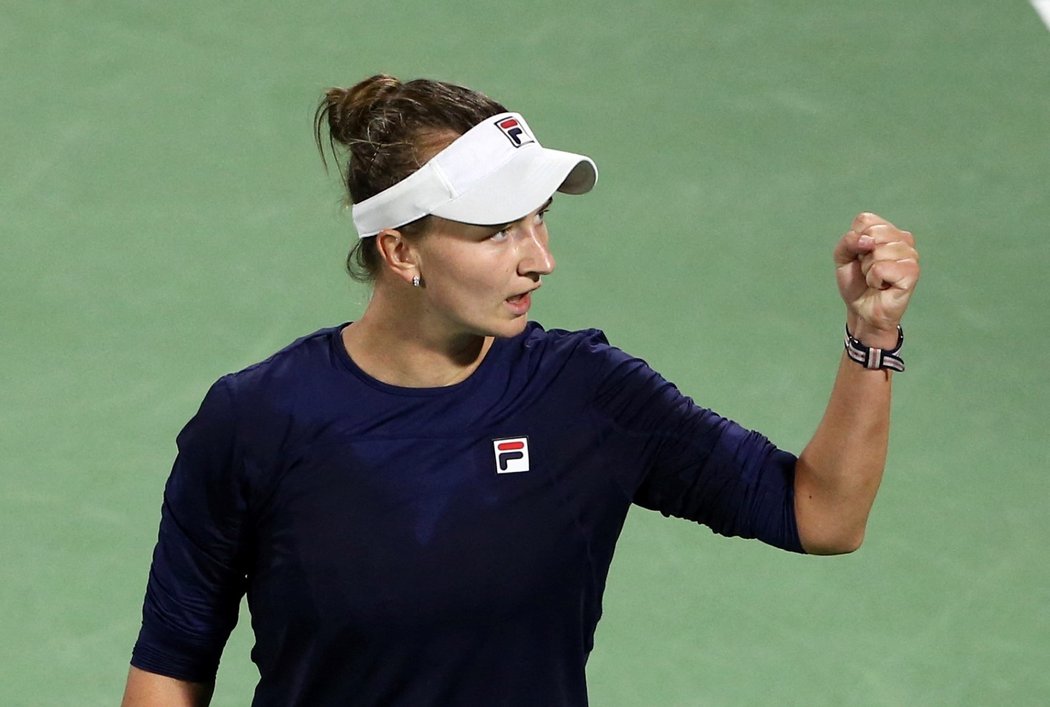 Barbora Krejčíková ve čtvrtfinále turnaje v Dubaji proti Aryně Sabalenkové