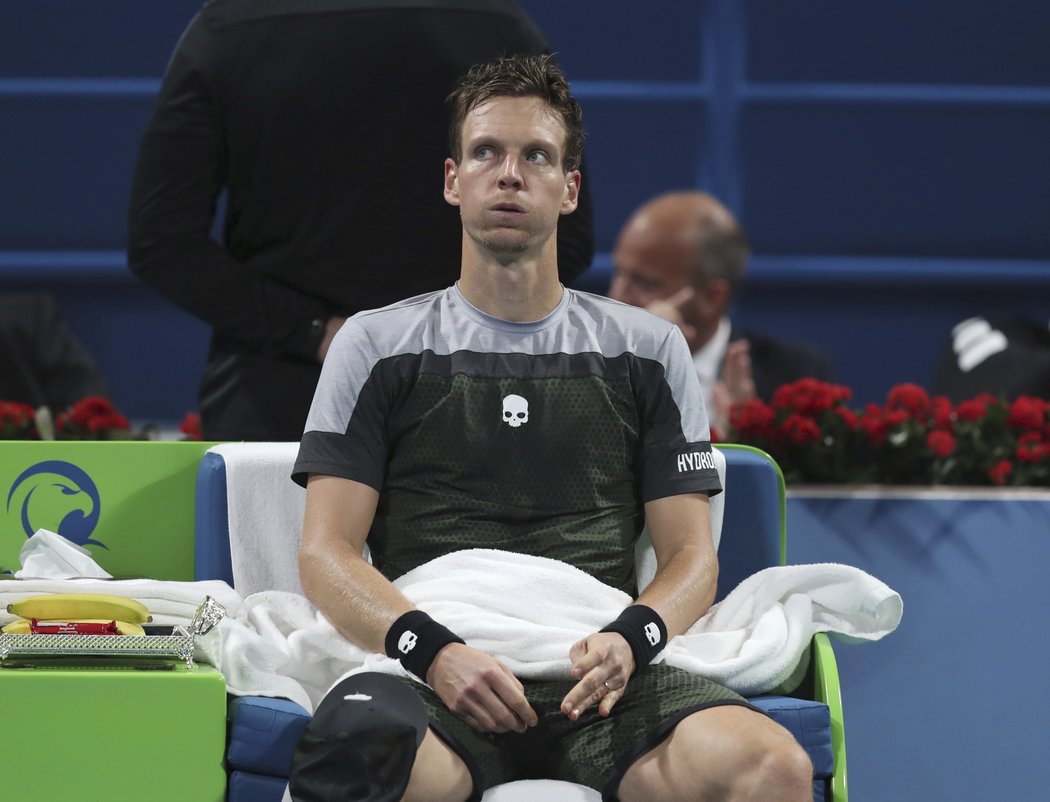 Tomáš Berdych oddychuje během finále v Dauhá proti Roberto Bautistovi