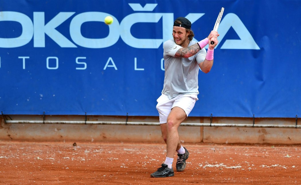 David Pastrňák si na Štvanici zahrál tenis proti svému agentovi Aleši Volkovi