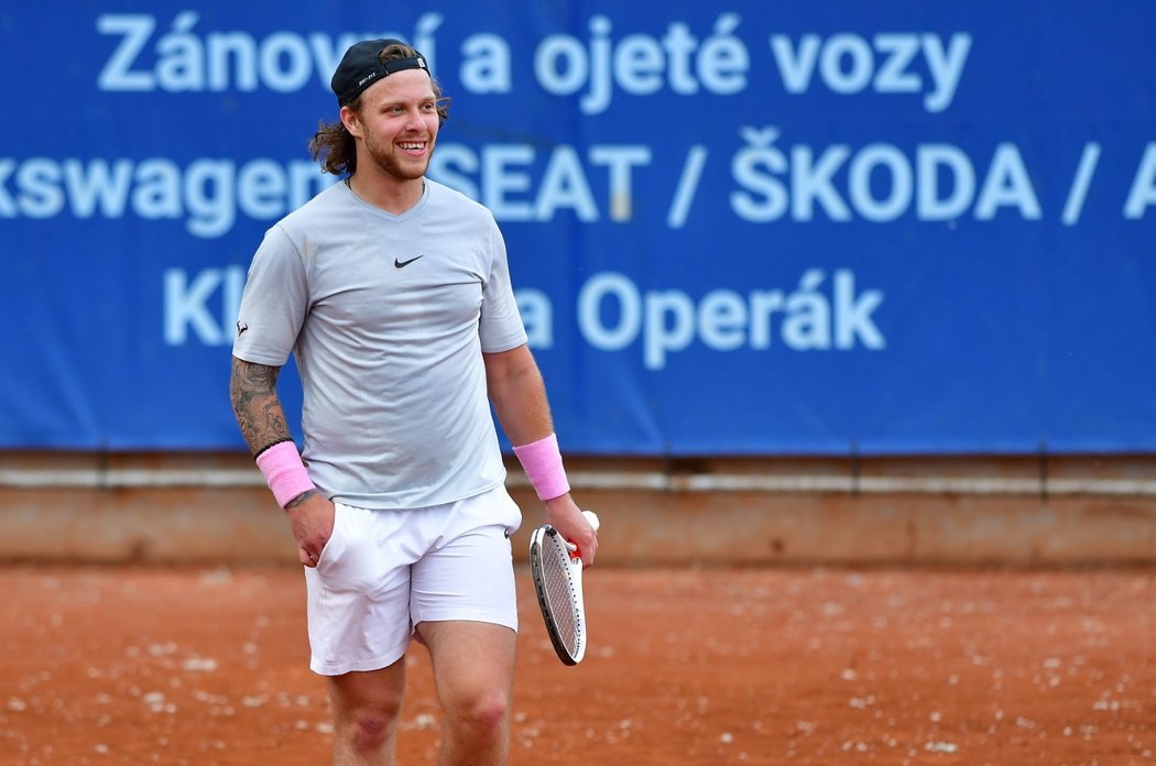 David Pastrňák si na Štvanici zahrál tenis proti svému agentovi Aleši Volkovi