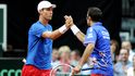 Tomáš Berdych a Radek Štěpánek si plácají po vyhraném setu