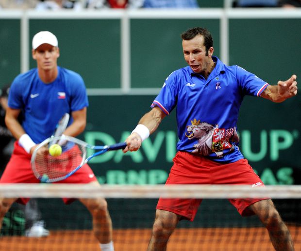 Čeští reprezentanti v akci. Berdych sleduje Štěpánkův volej na síti Čeští reprezentanti v akci. Berdych sleduje Štěpánkův volej na síti