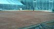 Takhle se O2 Arena mění na tenisové hřiště.