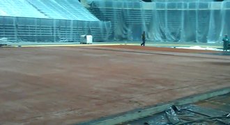 VIDEO: O2 arena plná antuky aneb Proměna v tenisový chrám