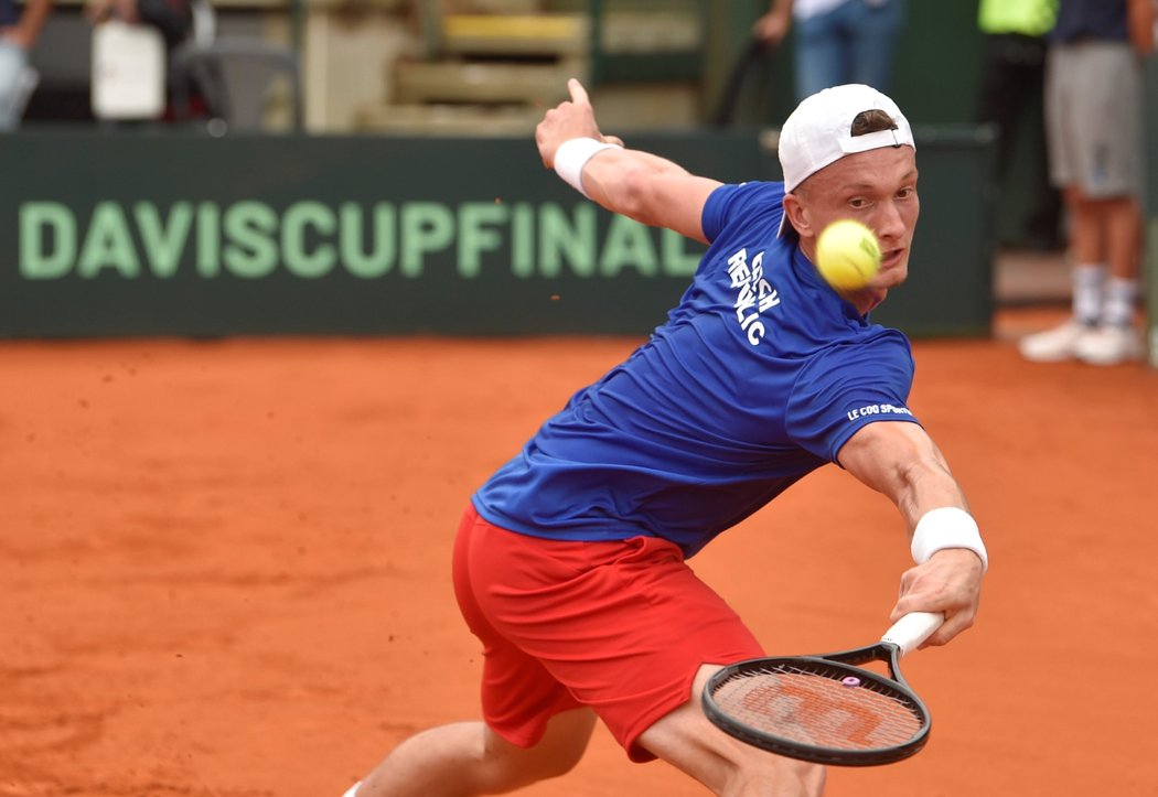 Jiří Lehečka v úvodním zápase kvalifikace Davis Cupu v Argentině