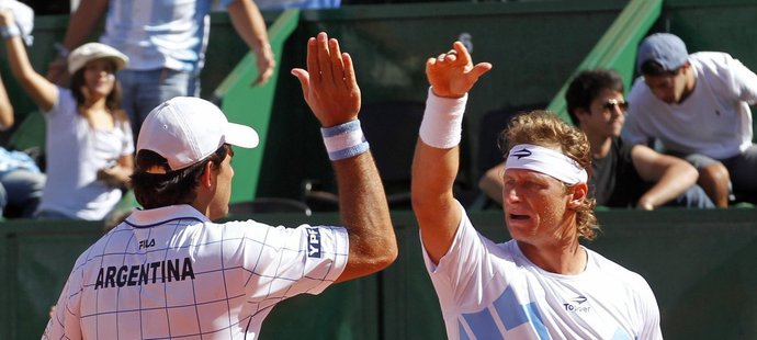Argentinští tenisté David Nalbandian a Eduardo Schwank slaví bod ve čtyřhře proti Chorvatům