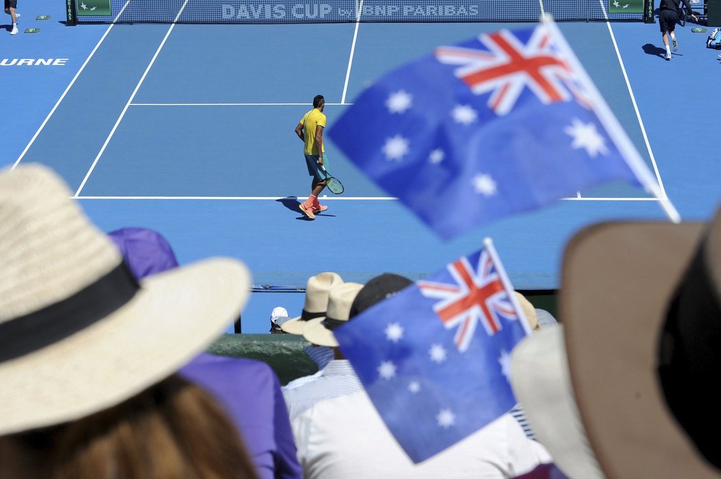 Čechům chybí v Melbourne obvyklá jednička Tomáš Berdych i další dva hráči Lukáš Rosol s Adamem Pavláskem a hosté mají po úvodním dnu k překvapení hodně daleko.